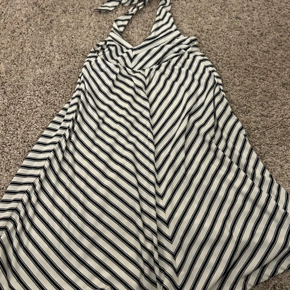 Halter neck dress - Picture 2 of 3